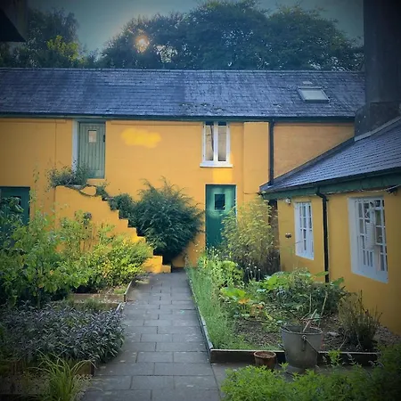 Konukevi Roundwood House